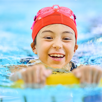 Ein Mädchen freut sich über die Schwimmkurse