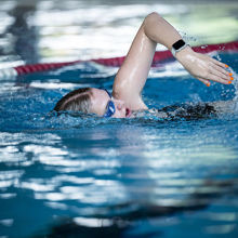Eine Schwimmerin zieht ihre Bahnen im Sportbecken